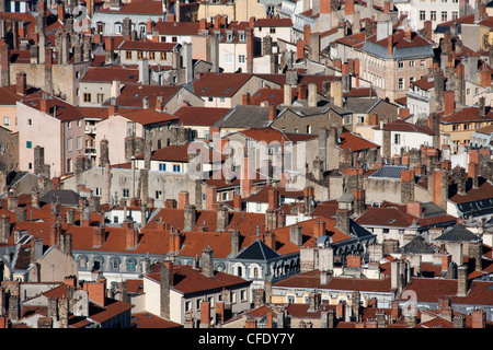 Eine Nahaufnahme von Dächern und gemauerte Schornsteine in Lyon, genommen von Fourvière ("der Berg, die betet') hoch über der Stadt. Stockfoto