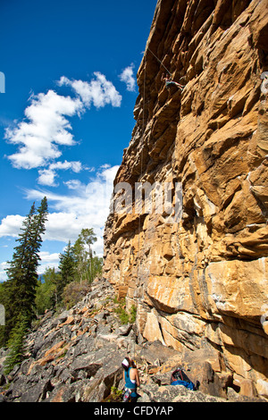 Zwei Frauen Klettern auf Lost Boys Klettergebiet, Jasper Nationalpark, Alberta, Kanada Stockfoto