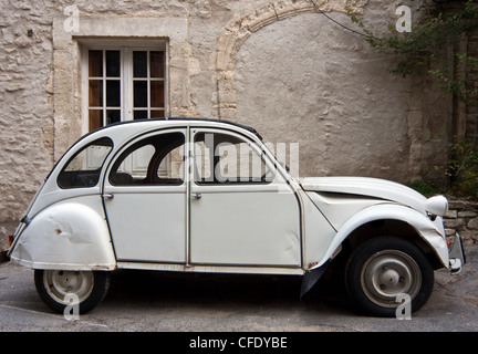 Ein leicht verbeulten weißen Citroën 2CV geparkt in einem ruhigen Dorf in der Provence, Frankreich (originäres). Stockfoto