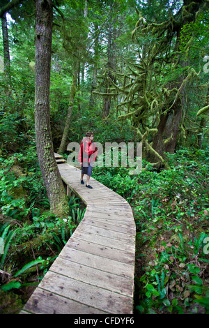 Ein Mann mittleren Alters Wanderungen zu Hot Springs Cove, Maquinna Provincial Park, Tofino, Britisch-Kolumbien, Kanada Stockfoto