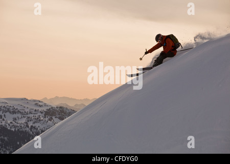 Ein junger Mann Ski etwas Neuschnee und Skitouren in den Monahees Mountains, British Columbia, Kanada Stockfoto