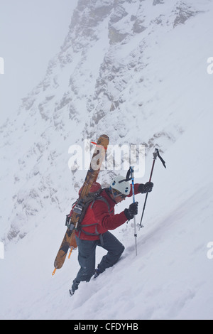 Ein Mann mittleren Alters Bootpacks, die berühmten Aemmer Coulior auf Mt Tempel, Lake Louise, Banff Nationalpark, Alberta, Kanada Stockfoto