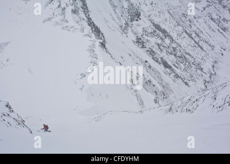 Ein Mann mittleren Alters Bootpacks, die berühmten Aemmer Coulior auf Mt Tempel, Lake Louise, Banff Nationalpark, Alberta, Kanada Stockfoto