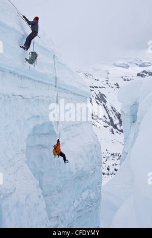 Zwei Männer Praxis Gletscherspalte Rettung Fähigkeiten während auf einen Skikurs für Bergsteigen, Eis fallen Lodge, Golden, British Columbia, Kanada Stockfoto