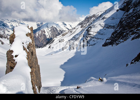 Ein männlicher Backcountry Tele Skifahrer findet Neuschnee auf einer Hütte-Reise im Eisfall Lodge, Golden, British Columbia, Kanada Stockfoto