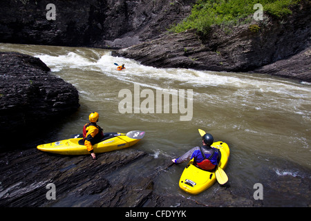 Wildwasser-Kajakfahrer auf Highwood River, Alberta, Kanada Stockfoto