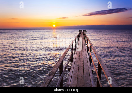 Pier am Lake Winnipeg bei Sonnenaufgang, Matlock, Manitoba, Kanada. Stockfoto