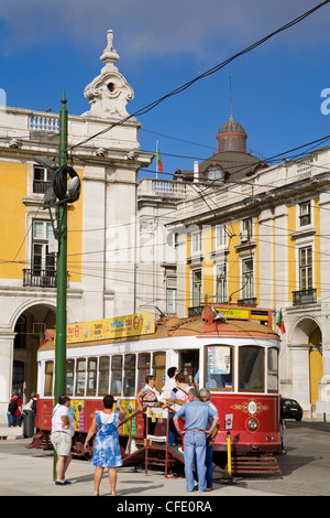 Straßenbahn in Praça Comercio, Stadtteil Baixa, Lissabon, Portugal, Europa Stockfoto