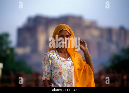 Rajasthani Frau posiert vor Kumbhalgarh Fort in Udaipur, Indien. Stockfoto