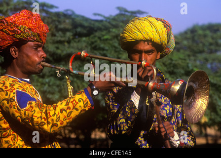 Wandernde Musiker auf der Pushkar Camel Fair in Pushkar, Rajasthan, Indien. Stockfoto