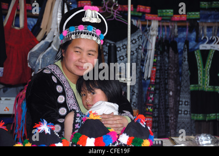 Mong-Mutter und Tochter Verkauf Hüte in Mong Dorf Doi Suthep Chiang Mai Nordthailand am 26.12.2008 Stockfoto