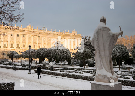 Königspalast, Plaza de Oriente, in Schnee, Madrid, Spanien, Europa Stockfoto