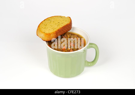 Tasse hausgemachte Knallerbse und Schinken-Suppe mit Scheibe toast Stockfoto