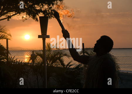 Sonnenuntergang Feuerzeremonie Beleuchtung in einem Denerau Resort (Fiji Beach Resort &amp; Spa managed by Hilton), Viti Levu, Fidschi-Inseln. Stockfoto