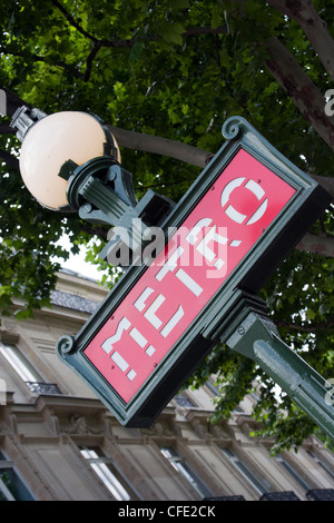 Abgewinkelt, schließen sich Metro Zeichens, Paris, Frankreich. Stockfoto