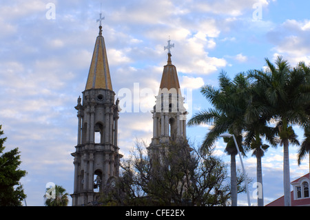 Zwei Kirchtürme und Türme von San Francisco de Assisi Kathedrale in chapala Mexiko Stockfoto