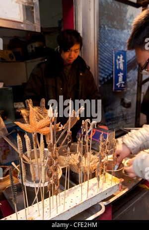 Chinesisches Essen, Wangfujing Snack Street, Beijing China Stockfoto