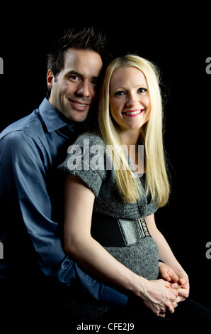 Eine Mutterschaft Bild von ein paar low-Key, schwarz im Hintergrund. Stockfoto