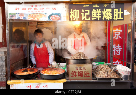 Chinesisches Essen, Wangfujing Snack Street, Beijing China Stockfoto