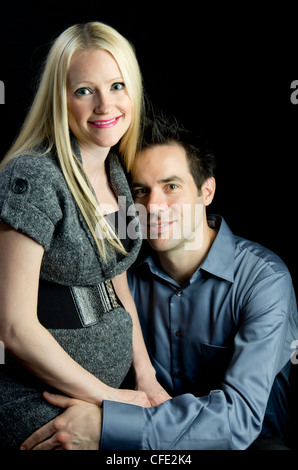 Eine Mutterschaft Bild von ein paar low-Key, schwarz im Hintergrund. Stockfoto