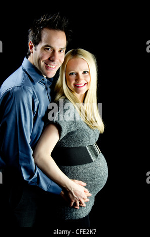 Eine Mutterschaft Bild von ein paar low-Key, schwarz im Hintergrund. Stockfoto
