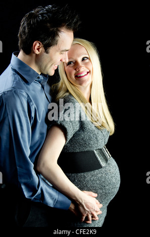 Eine Mutterschaft Bild von ein paar low-Key, schwarz im Hintergrund. Stockfoto