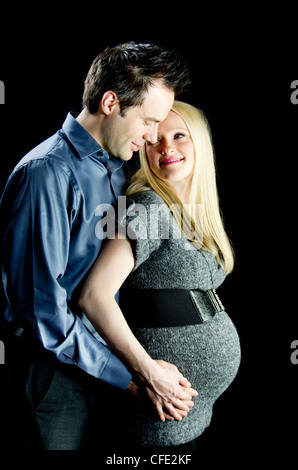 Eine Mutterschaft Bild von ein paar low-Key, schwarz im Hintergrund. Stockfoto
