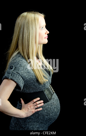 Ein Mutterschaft Bild eine hübsche blonde Frau, zurückhaltend (schwarz) im Hintergrund. Stockfoto