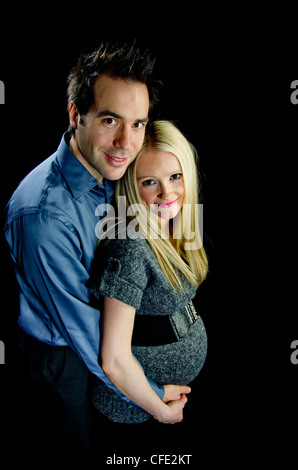 Eine Mutterschaft Bild ein trendiges paar, im Hintergrund zurückhaltend (schwarz) Stockfoto
