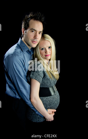 Eine Mutterschaft Bild ein trendiges paar, im Hintergrund zurückhaltend (schwarz) Stockfoto