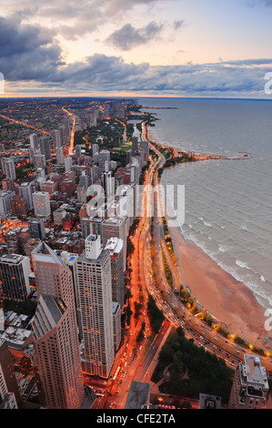 Chicago Skyline Panorama Luftbild mit Wolkenkratzern über Lake Michigan mit bewölktem Himmel bei Sonnenuntergang. Stockfoto