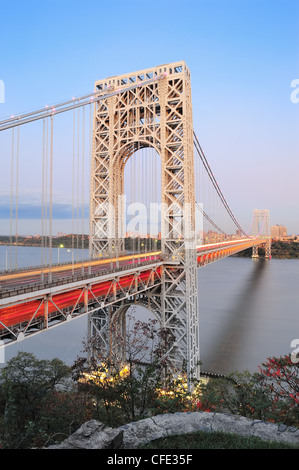 George Washington Brücke bei Sonnenuntergang über den Hudson River. Stockfoto