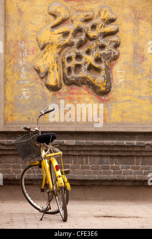 chinesische Fahrrad und Chinesisch schreiben, Pingyao, Altstadt der Qing-Dynastie, Provinz Shanxi, China Stockfoto