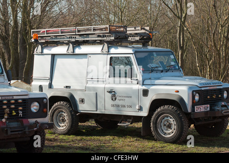 Umwelt-Agentur Land Rover parkten im Forge Mühlensee bei Sandwell Valley Country Park in den West Midlands Stockfoto