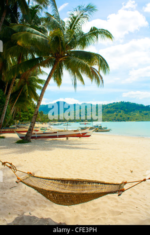 Eine entspannende Hängematte auf einer abgelegenen Insel Strand Stockfoto