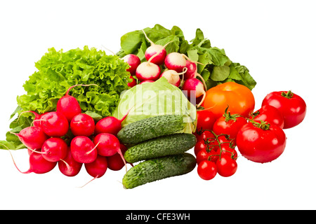 Salat, Gurken, Kohl und Cherry-Tomaten, die isoliert auf weißem Hintergrund Stockfoto