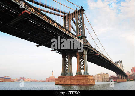 Manhattan Bridge über den East River betrachtet von Lower Manhattan New York City Hafen bei Sonnenuntergang. Stockfoto