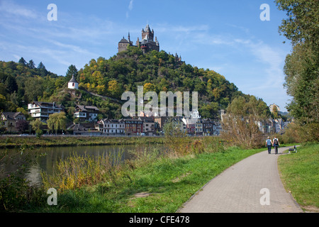 Wanderer zu Fuß auf den Weg entlang der Mosel, Cochem Burg auf dem Hügel, Cochem, Rheinland-Pfalz, Deutschland, Europa Stockfoto