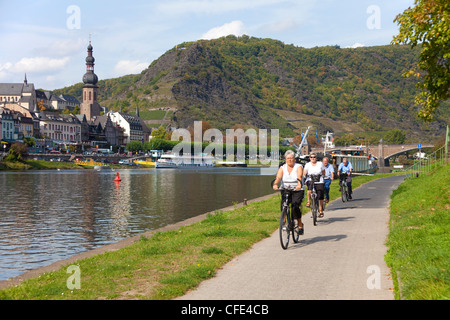 Radfahrer auf einem cycleway am Flußufer der Mosel, Cochem mit Schloss, Rheinland-Pfalz, Deutschland, Europa Stockfoto