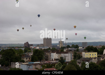 Heißluftballons über die Skyline von Bristol Stockfoto