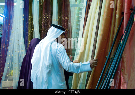 Bahrain, Manama Stadt, Menschen vor Ort auf dem Messegelände Stockfoto