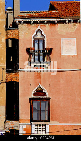 Ansicht eines typischen venezianischen Hauses mit Spitzen Bogenfenster Stockfoto