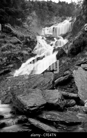 Wasserfall im tiefen Wald von Valle d ' Aosta, Italien. Stockfoto