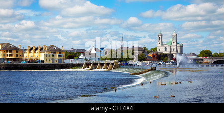 Panorama von Athlone Stadt und den Fluss Shannon im Sommer, Co. Westmeath, Irland. Stockfoto