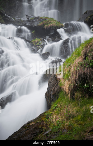 Wasserfall im tiefen Wald von Valle d ' Aosta, Italien. Stockfoto