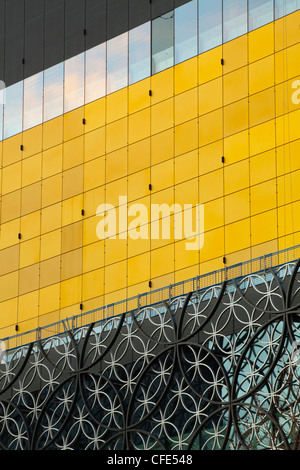 England, West Midlands, Birmingham City. Detail-Aufnahme des modernen Designs an den Außenwänden der Rep. Stockfoto