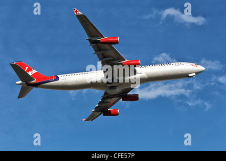 Ein Airbus A340 von Virgin Atlantic Airways am Abreisetag Stockfoto