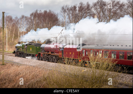 GWR Castle Klasse 4-6-0 keine 5043 Earl von Mount Edgcumbe LMS Princess Klasse 8 P 4-6-0 keine 46201 Prinzessin Elizabeth auf der Hauptstrecke. Stockfoto