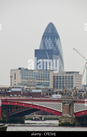 Blackfriars Bridge, verschiedene Ansichten, Gherkin Gebäude, City of London hinter der Brücke, London, Themse, Vereinigtes Königreich Stockfoto