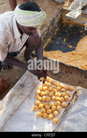 Jaggery Produktion im ländlichen Süden indischen Landschaft. Rollende unraffinierten Rohrzucker. Andhra Pradesh, Indien Stockfoto